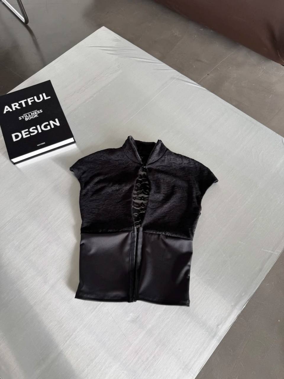 Top negro con encaje